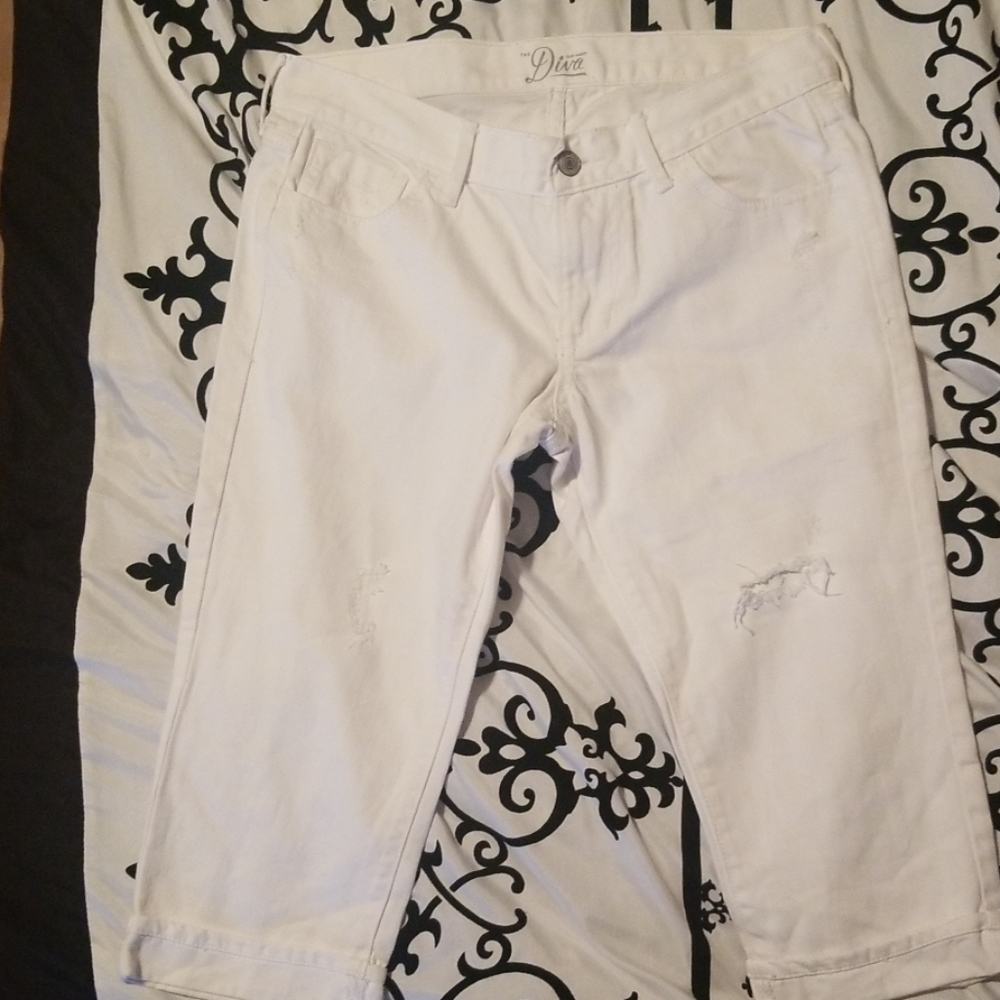 Old Navy cropped distressed jean(The Diva)
